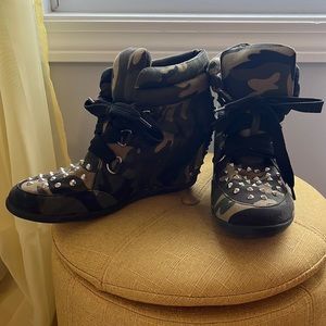 🌻Forever 21 Camo Booties